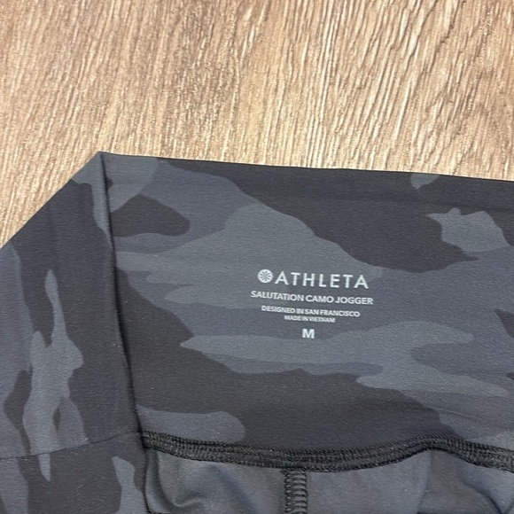 Athleta Salutation Camo Jogger.size M. - Picture 3 of 8